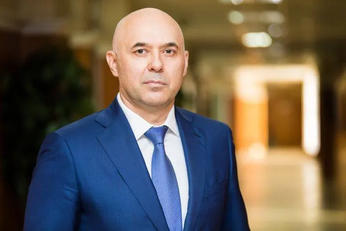 После обвинений в коммерческом подкупе бывший мэр заключил контракт с Минобороны и отправился на войну; расследование касается 13 эпизодов.