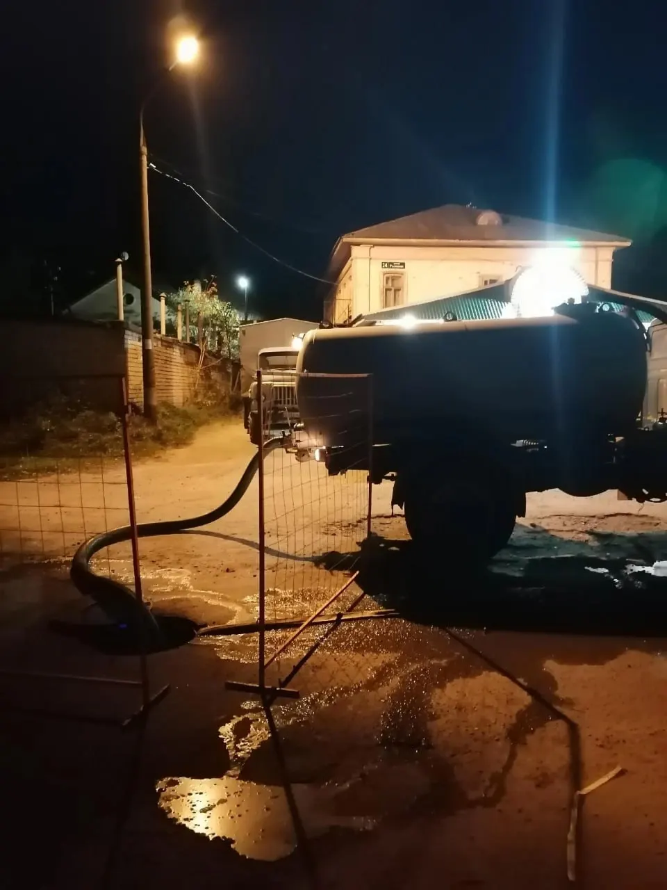 Из-за коммунальной аварии часть Заволжья остаётся без тепла на два дня; жители жалуются на задержки в ремонте и действия управляющих компаний. Ремонт идёт, но тепло в ряде домов ещё не вернулось. В прошлом году подрядчик оказался замешан в мошенничестве, что повлияло на реконструкцию сетей.
