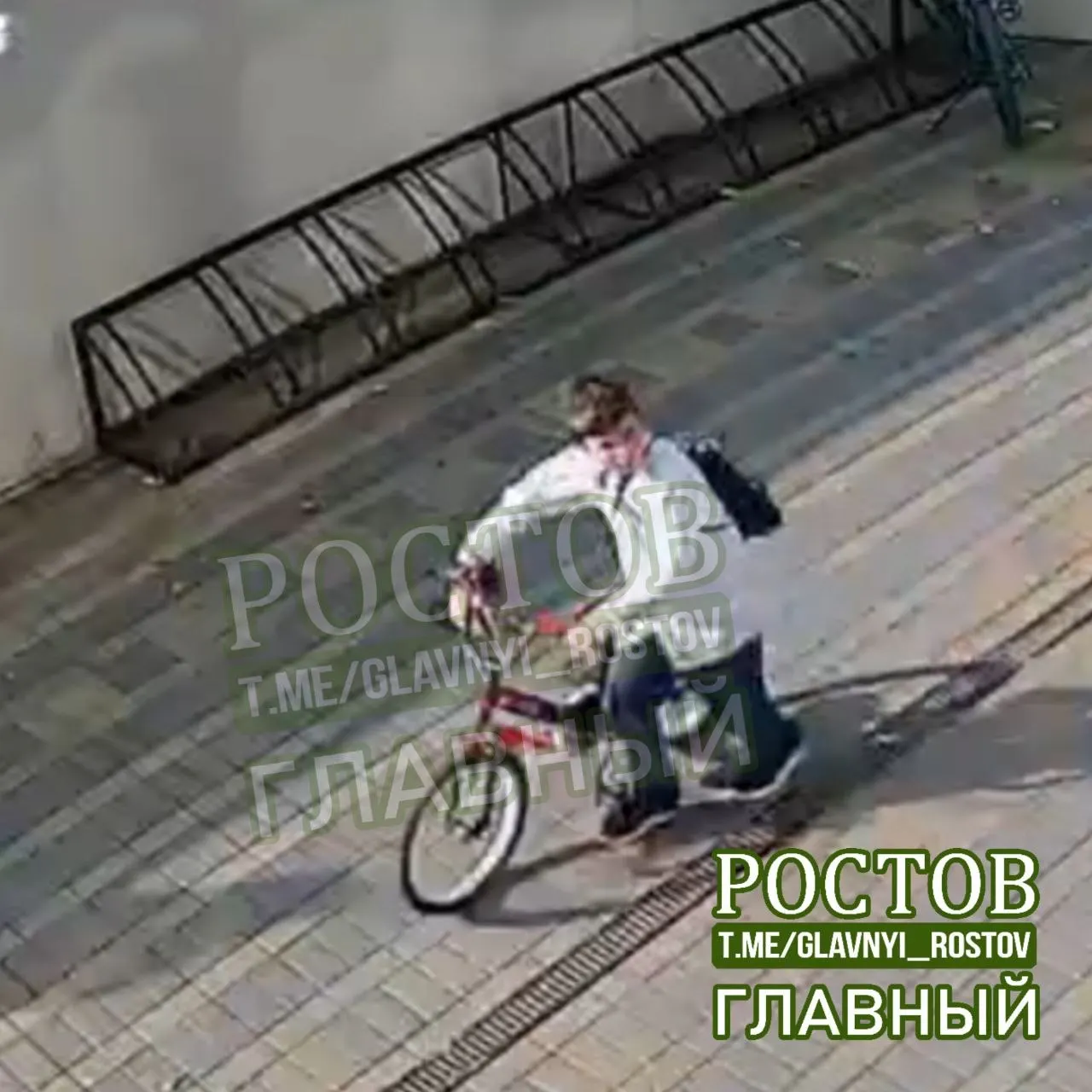 Подросток снял сумку с велосипеда арендатора возле торгового центра; администрация ТЦ передала видеозаписи полиции, началось расследование.
