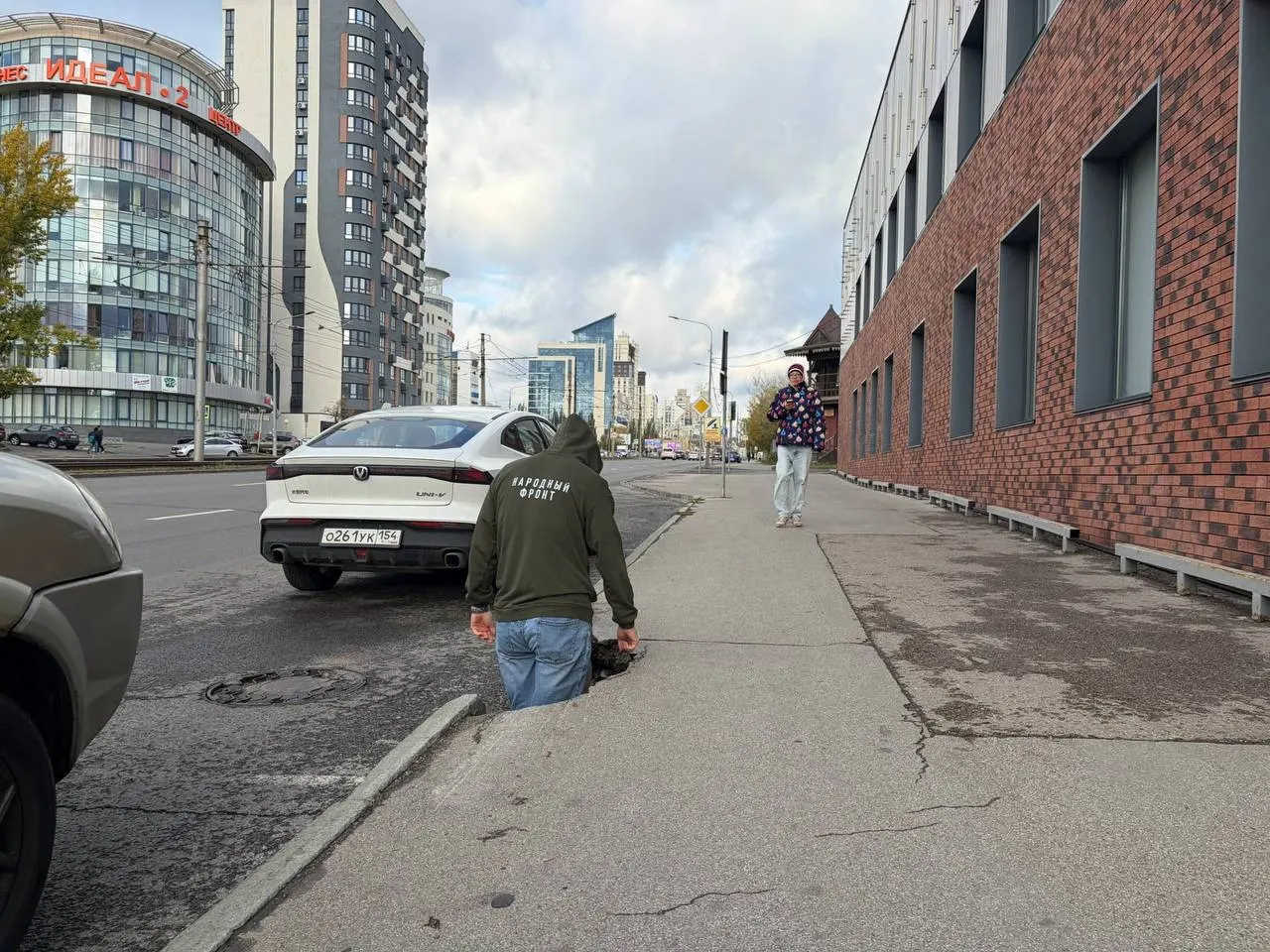 Яма шириной около метра на Красноармейском проспекте Барнаула уже более месяца перекрывает часть дороги и тротуар, создавая риск для пешеходов и водителей.