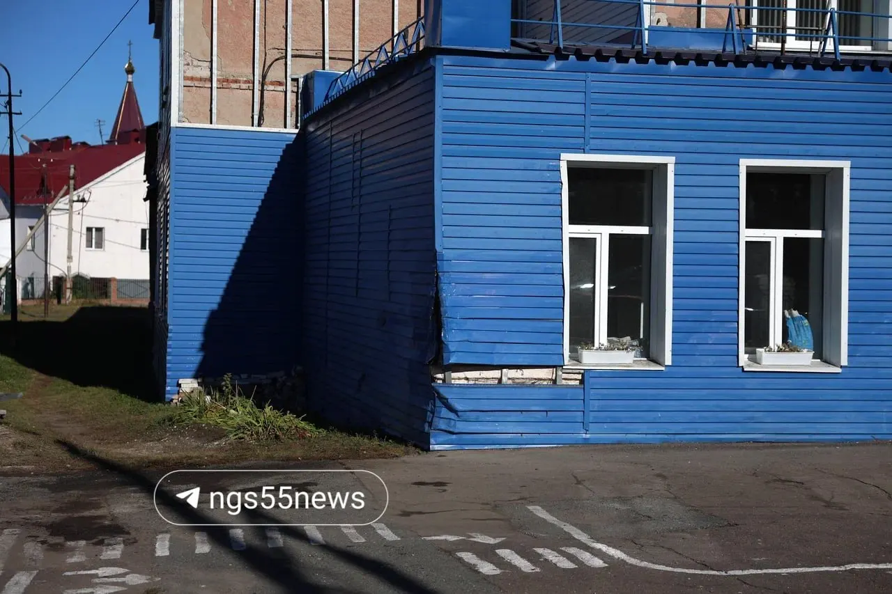 Иномарка на огромной скорости врезалась в здание школы на улице Омской; за рулём находился 30-летний водитель Suzuki Grand Vitara.