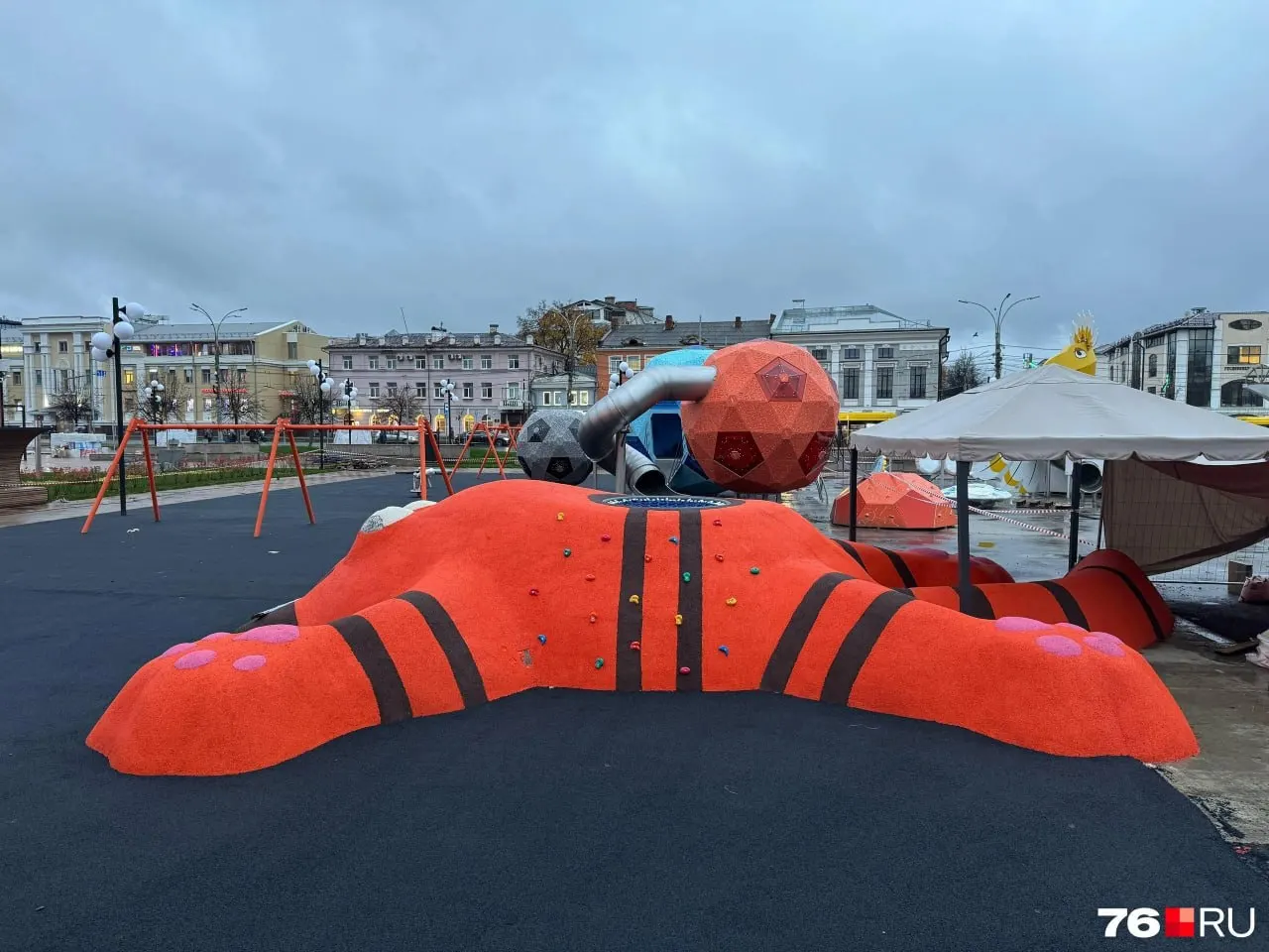 На площади Юности установлена гигантская фигура оранжевого кота; арт-объект вызывает живой отклик горожан.