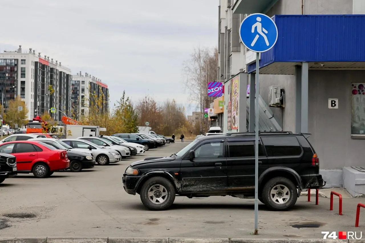 Жители района требуют унифицировать наказания за парковку на тротуарах и пешеходных дорожках возле жилых домов, предлагая более четкие меры против нарушителей.