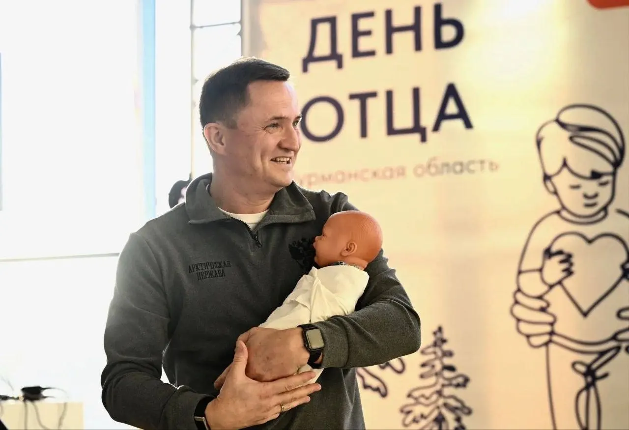 В День отца министр здравоохранения Мурманской области провёл мастер-класс по пеленанию пупсов; обсуждают доступность лекарств для льготников.