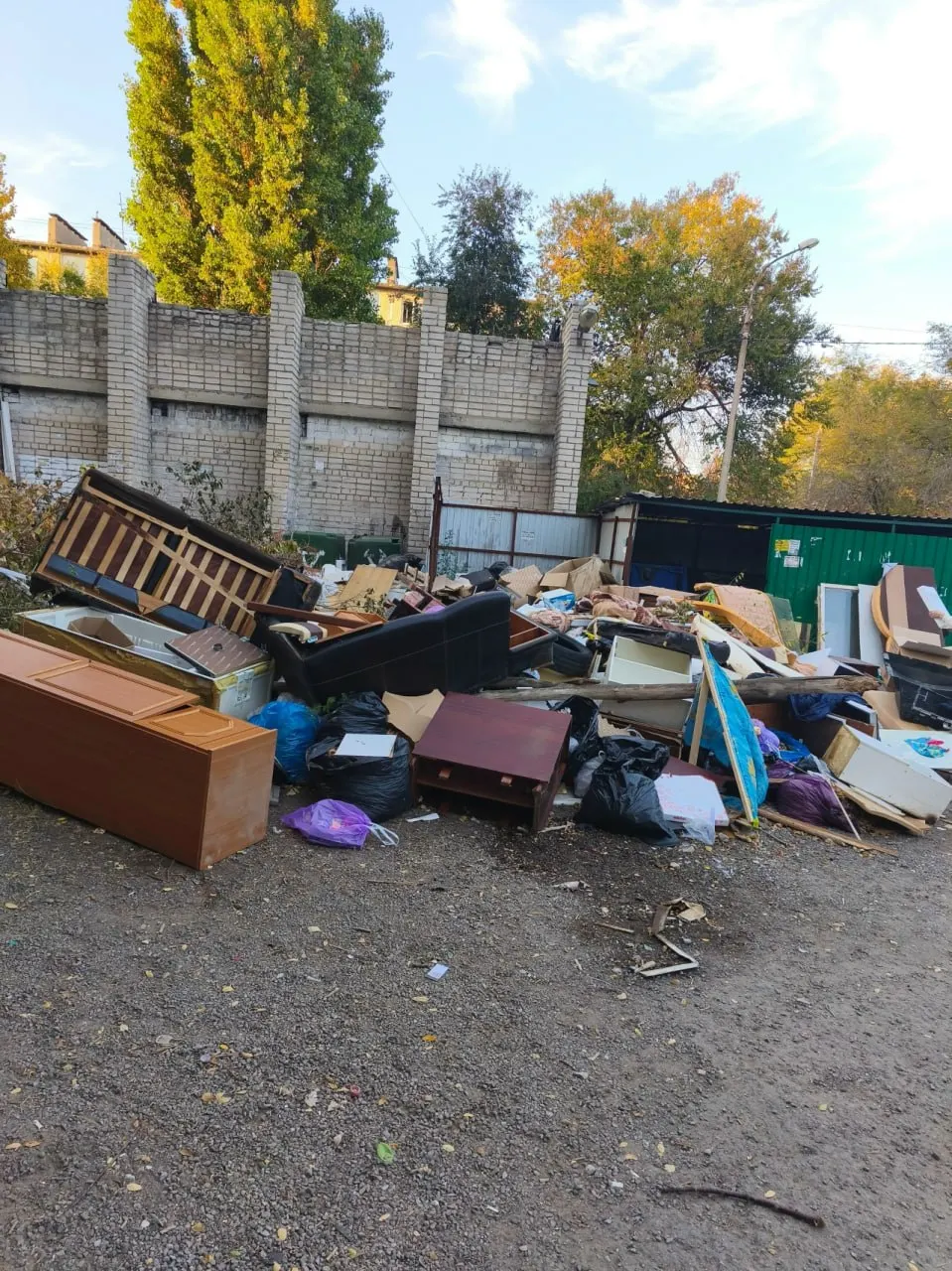 На улице Краснополянской загорелась свалка; пожар потушили за 20 минут. Жители требуют ускорить уборку и контроль за мусором.