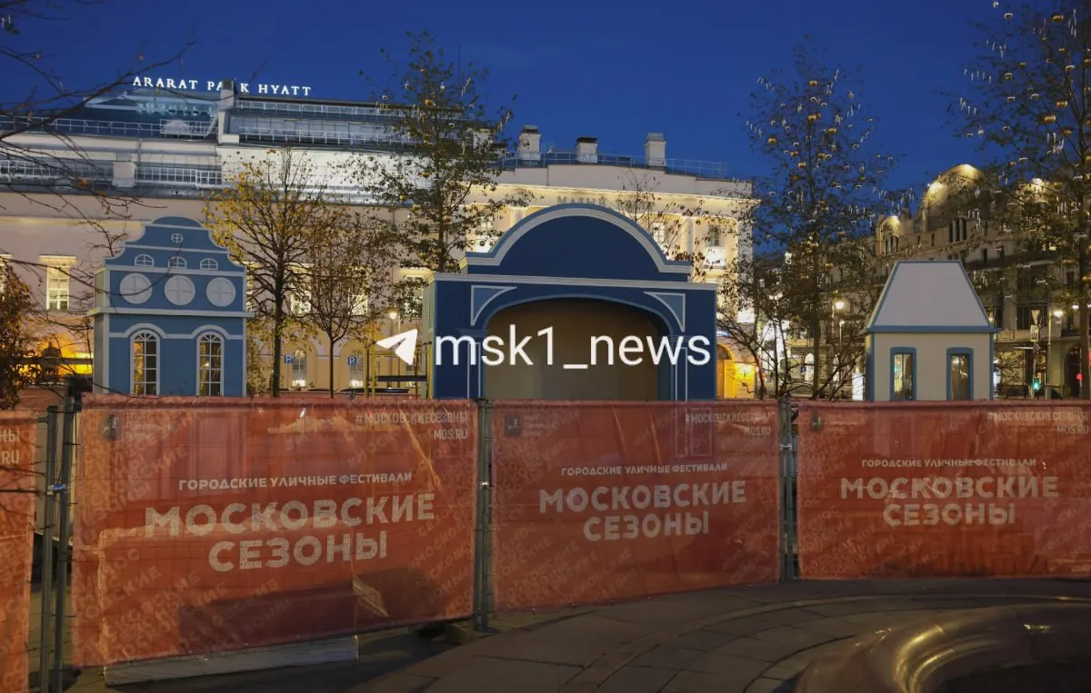 Центр столицы украшен праздничной иллюминацией: шары и сосульки украшают деревья у театра, рядом стоят декорации в виде театральной сцены и домиков.