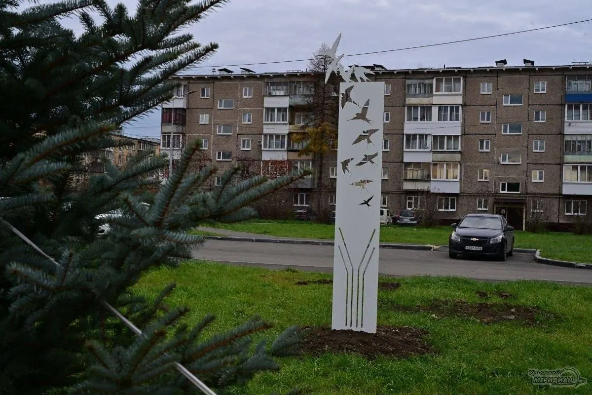 На месте взрыва газа в Нижнем Тагиле установлена памятная стела в честь 11 погибших.