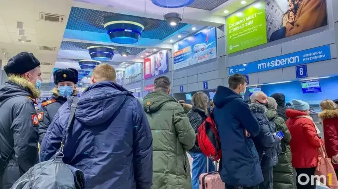 Роспотребнадзор по Омской области заявил, что противоэпидемические меры не проводятся, подтверждений информации о двойном замере температуры нет.