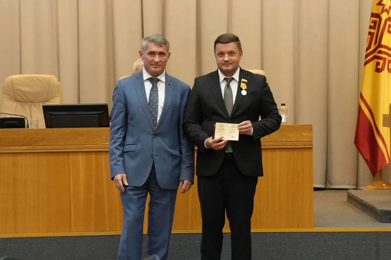 Глава Чувашской Республики присвоил депутату Госсовета медаль ордена «За заслуги перед Чувашской Республикой» за активную законотворческую работу и многолетнюю службу; в материале — детали бизнес-интересов и судебных эпизодов вокруг деятельности предприятия.