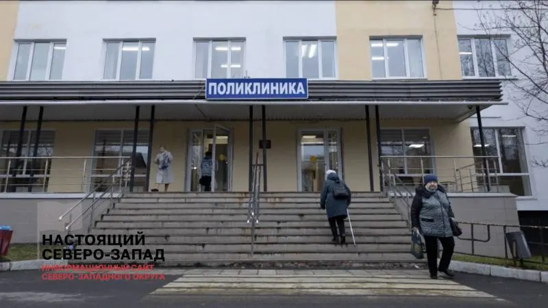 Жители Мурманска жалуются на длительное ожидание приёмов, очереди и необходимость поездок между больницами ради получения необходимой помощи.