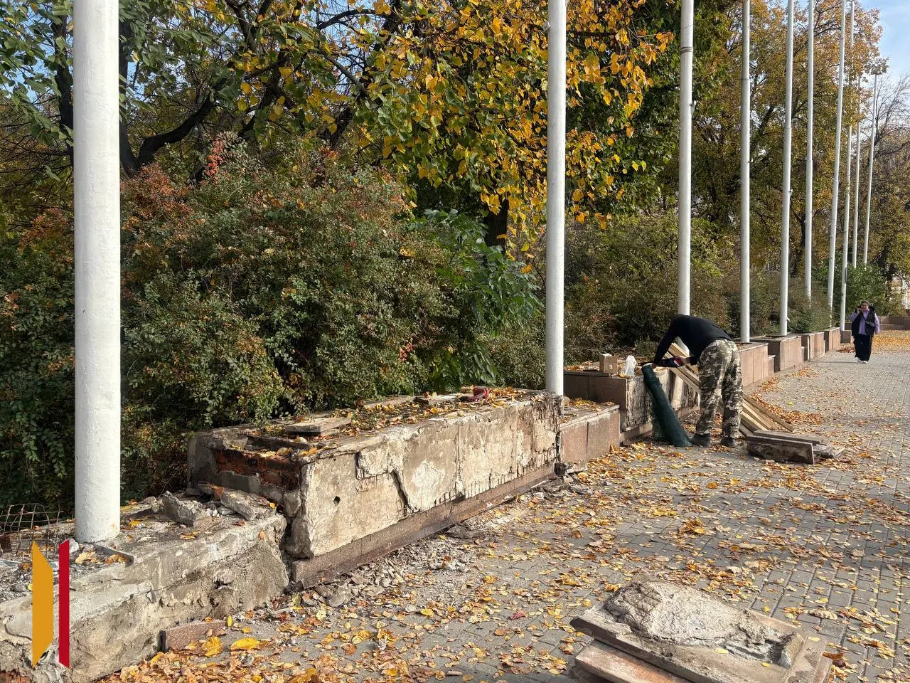 Начаты работы по обновлению входной группы одного из старейших скверов города: заменят плитку, отремонтируют опоры и ограждения, высадят живую изгородь; контракт примерно 6,9 млн рублей, срок выполнения — 29 дней.
