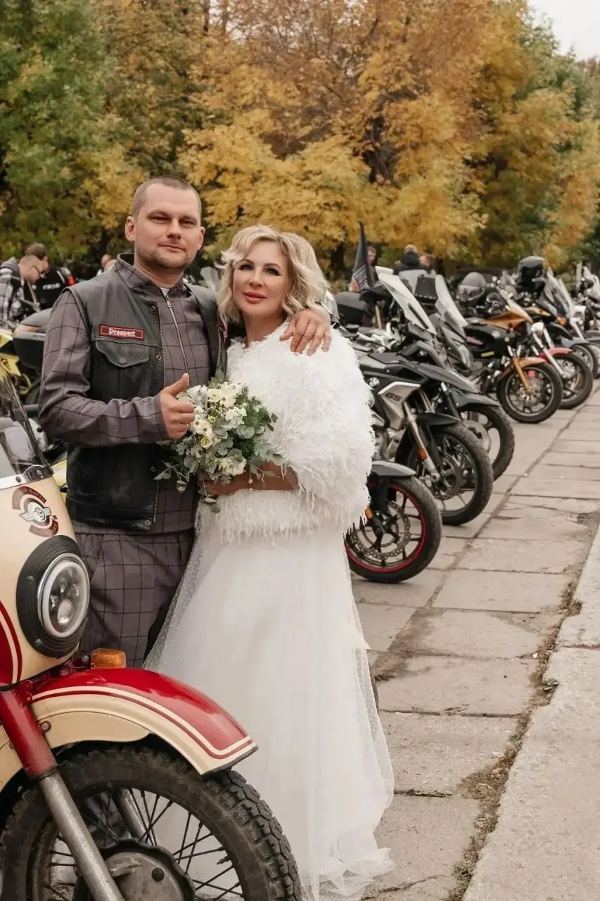 Молодожёны Антон и Александра устроили необычную церемонию в день закрытия мотосезона, прибытие на церемонию на мотоциклах.