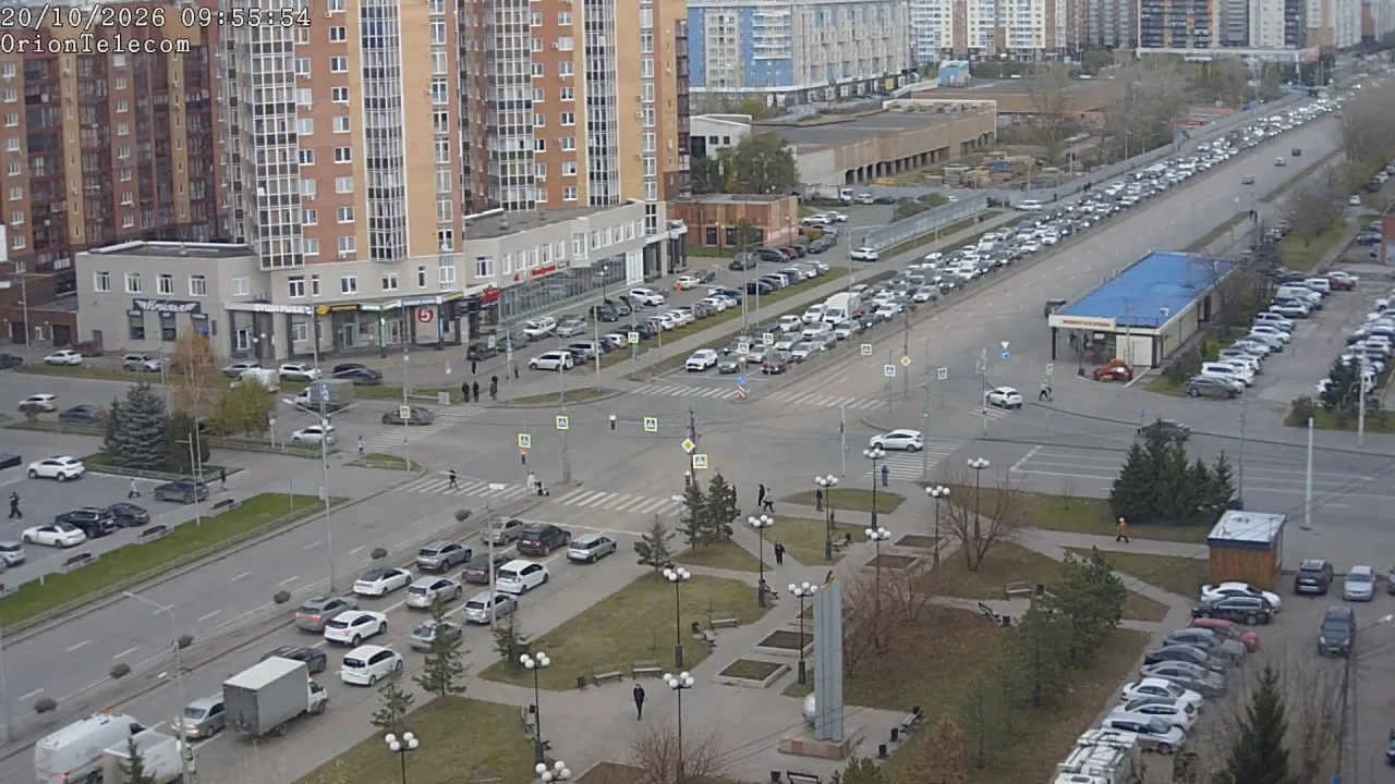 Из-за форума ограничено движение у места проведения; водители жалуются на отсутствие предупреждений.