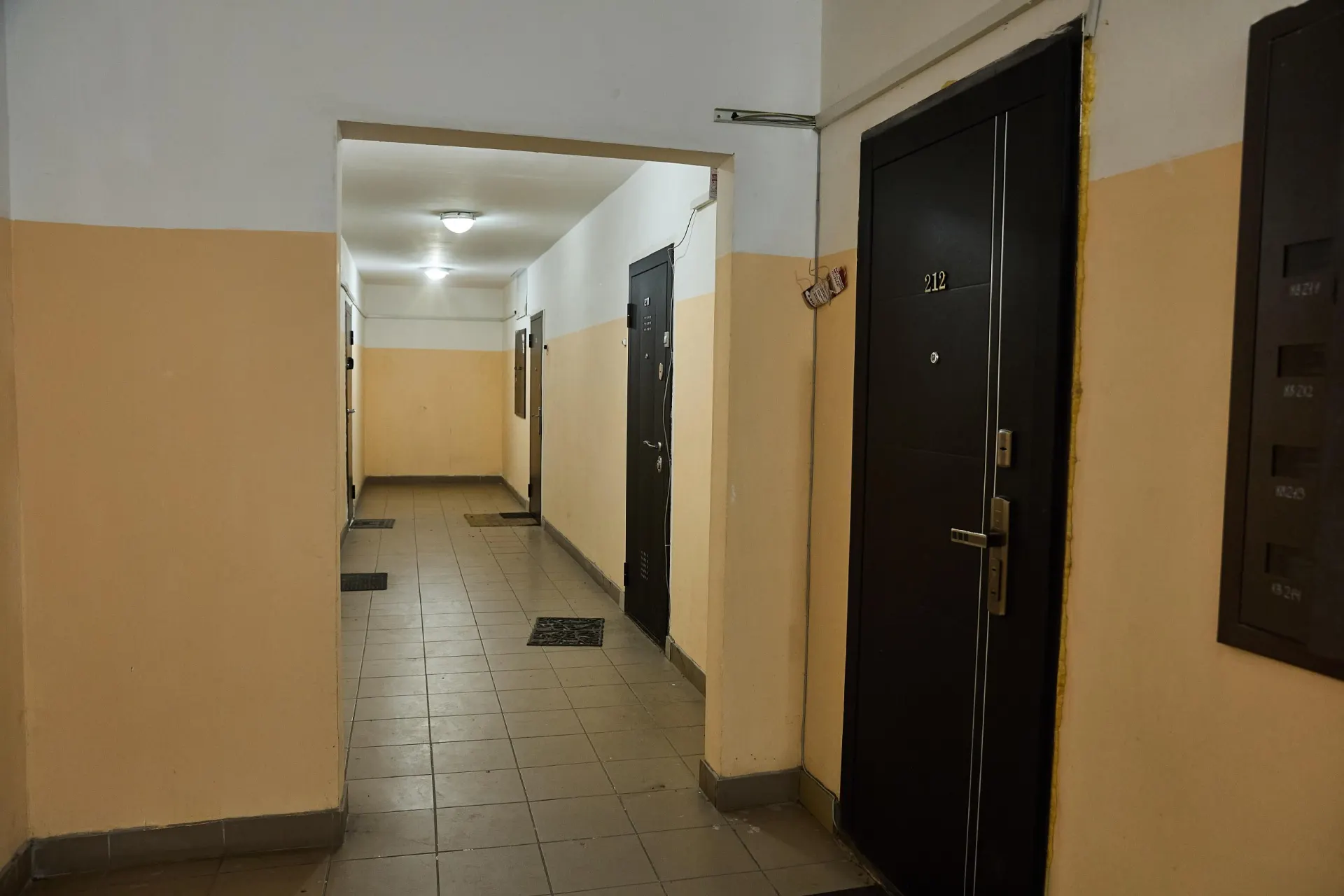 Одинокая пенсионерка умерла в запертой квартире; полиция отказалась вскрывать дверь, уборку после смерти придётся оплатить соседи.