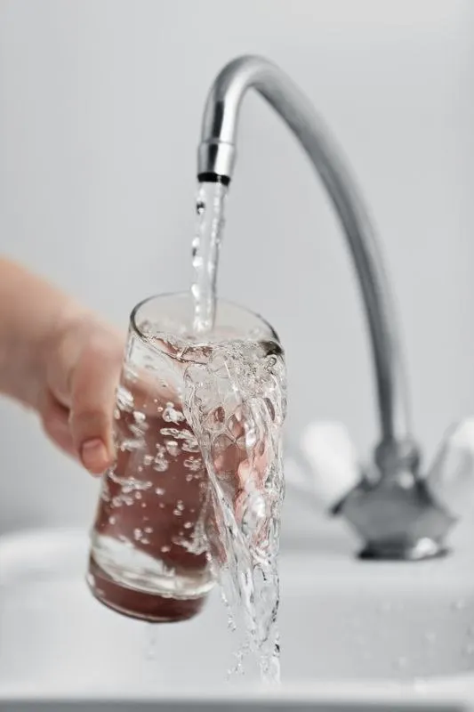 Официальные лица заявили, что качество горячей воды соответствует нормативам питья, однако многие жители продолжают сомневаться.