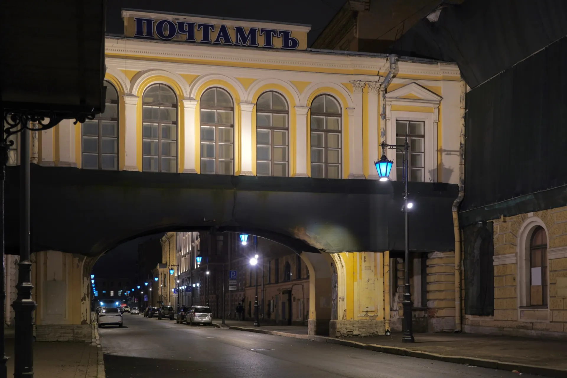 В рамках городской модернизации обновлена система освещения: новые светильники, подземная прокладка кабелей и дистанционное управление.