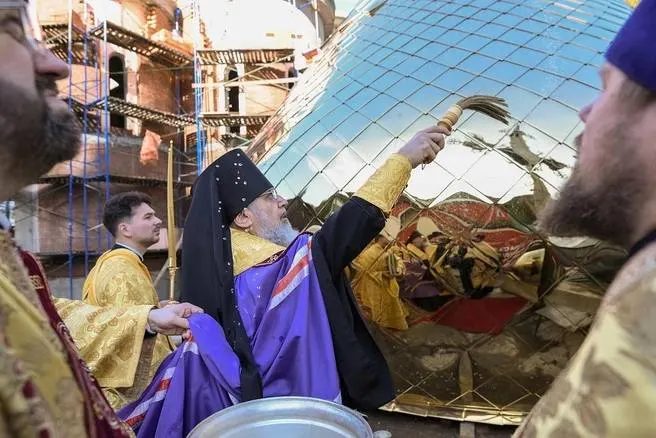 В этнопарке в горах Сочи возводят храм Рождества Христова; освящение креста и куполов совершил епископ Герман.