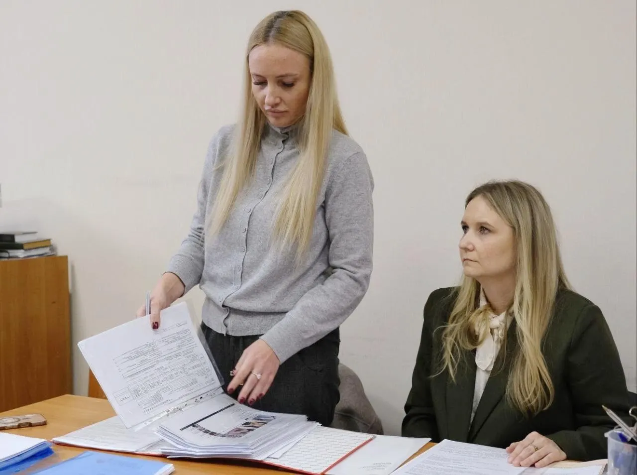 Известные публичные лица спорят о чести и достоинстве в рамках судебного разбирательства против психолога Вероники Степановой.