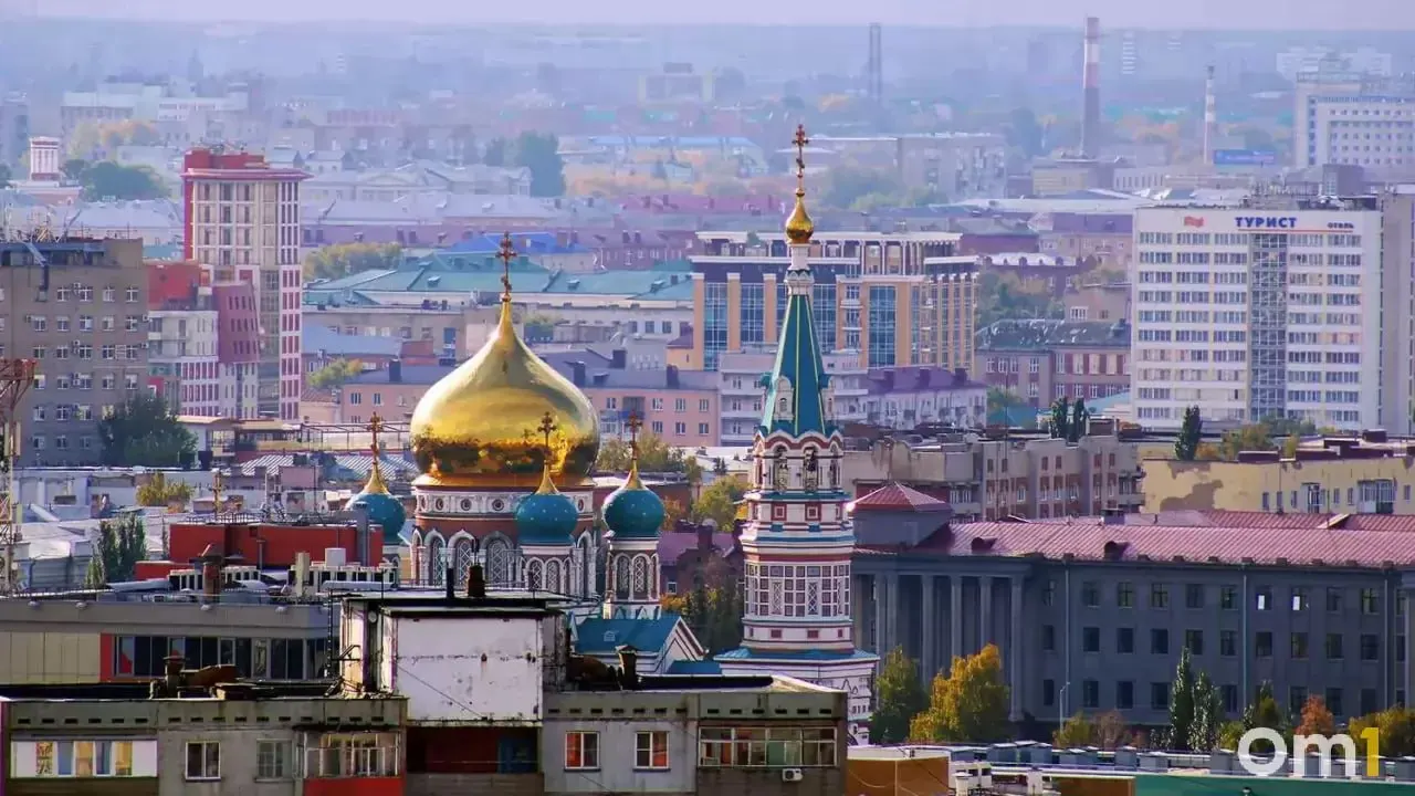 По данным исследования МТС, 38% жителей Омска считают уровень шума в городе высоким. Для сравнения: Новосибирск — 73%, Москва — 71%, Екатеринбург — 69%. В тройку самых тихих вошли Пермь и Волгоград. Однако омичам всё же есть на что пожаловаться: автомобили — 56%, громкие разговоры на улице — 33%, ремонт соседей — 30%.