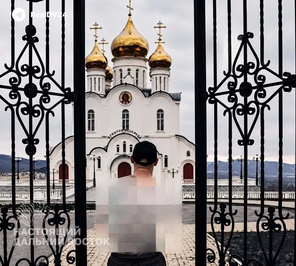 27-летний мужчина задержан по обвинению в экстремистской деятельности после появления татуировки Бафомета с пентаграммой на спине; факт зафиксирован после публикации снимка в соцсетях.