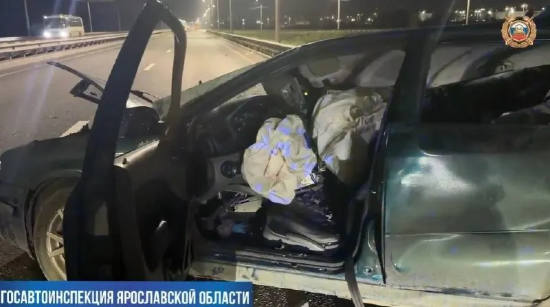 На Промышленном шоссе в Ярославле произошло смертельное столкновение: водитель Skoda погиб на месте.