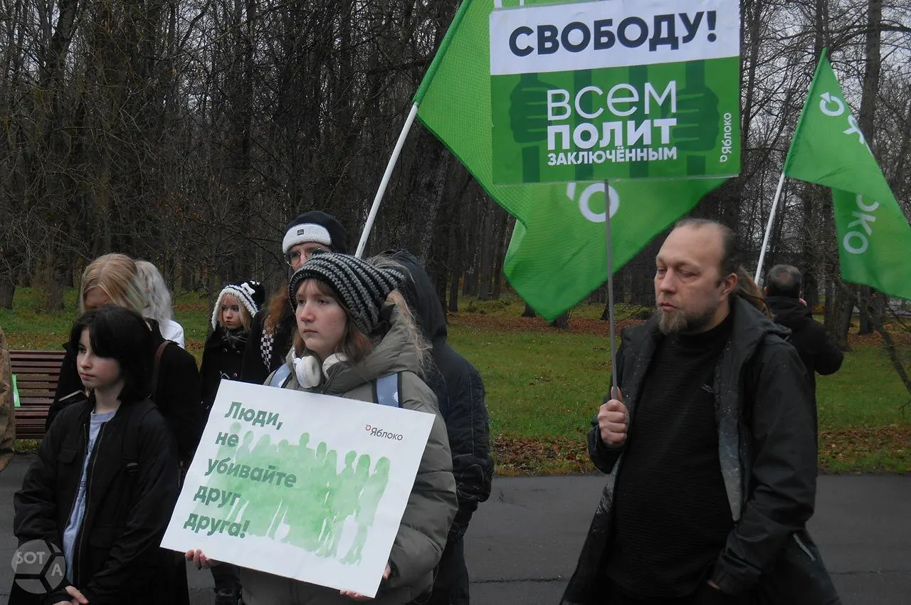 В парке «30 лет Октября» прошёл митинг, организованный партией «Яблоко», в рамках внутрипартийного марафона «Люди, не убивайте друг друга». Участники зачитали имена жертв сталинских репрессий; митинг длился полтора часа и собрал около 30 человек.