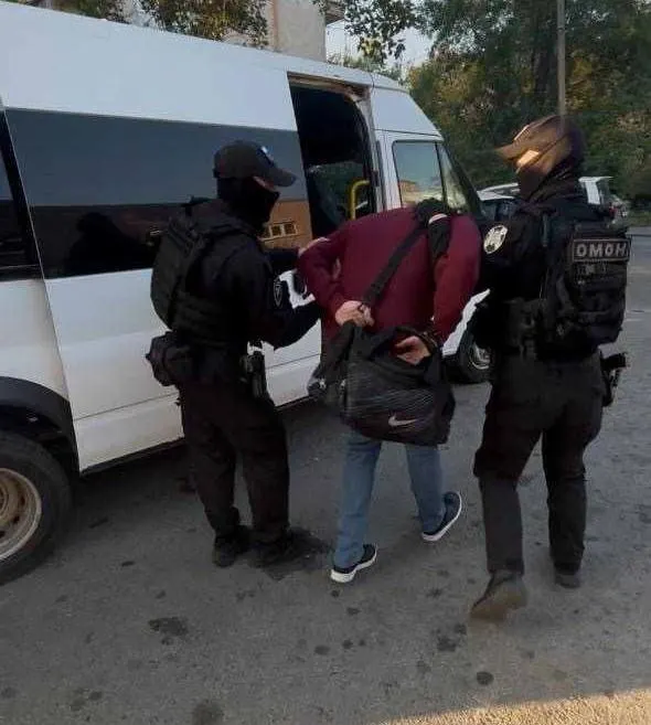 По делу о злоупотреблениях при капитальном ремонте муниципального жилья задержан сотрудник городского центра управления жилищным фондом; проводятся следственные действия.
