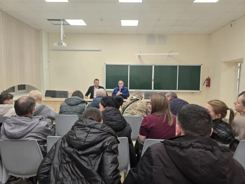 Жильцы дома на улице Блинова потребовали ускорить восстановление здания после взрыва газа; чиновники пообещали частичное финансирование, но жители считают сумму недостаточной для полного восстановления.
