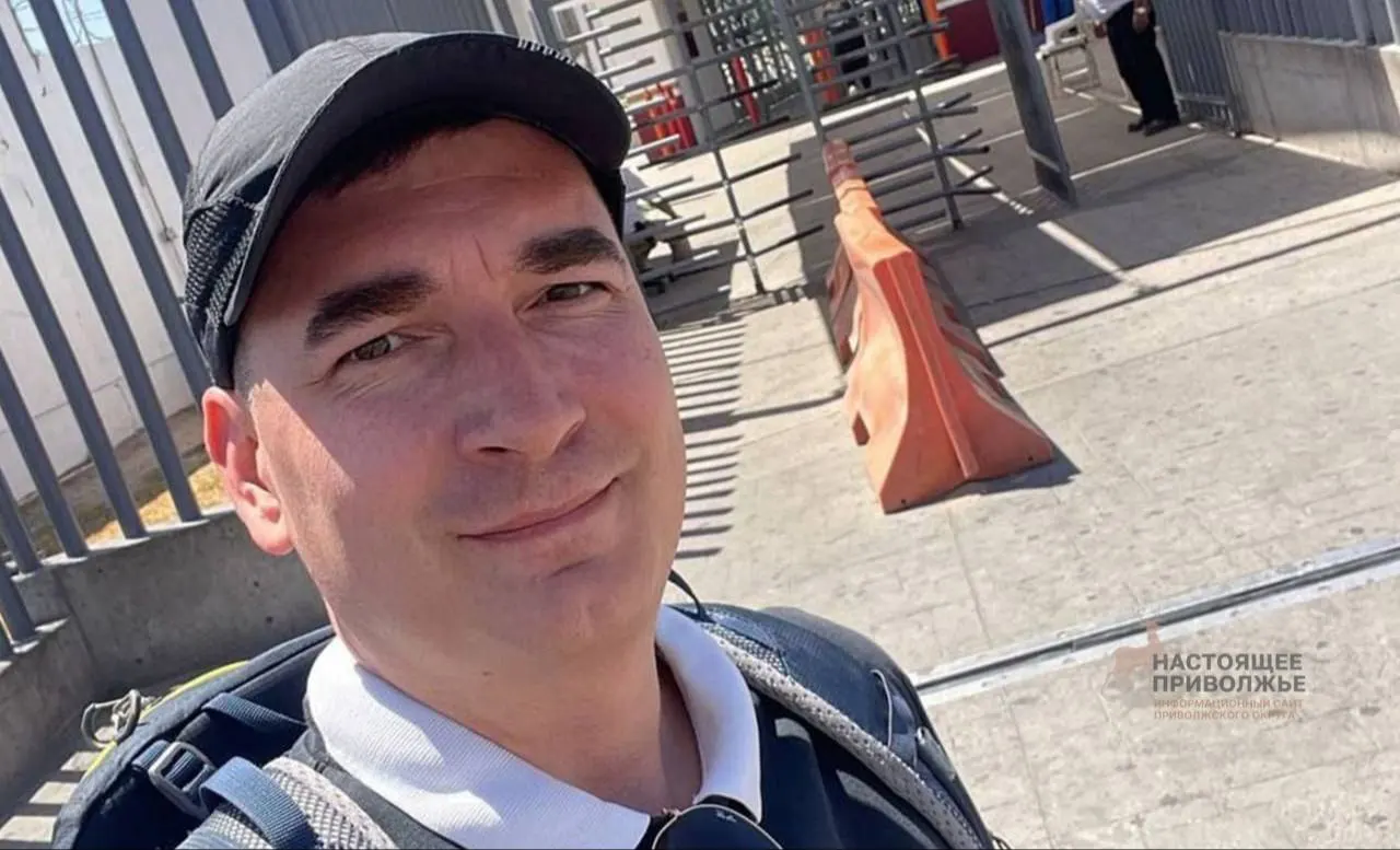 34-летний Леонид Мелехин уехал из России в 2023 году через Мексику в США, попросил убежище, отказали; в 2025 году вернулся в Россию и оказался в СИЗО. Суд приговорил его к шестилетнему сроку за оправдание терроризма, одним из поводов стал пост с фото у границы и изображением манекена Путина.