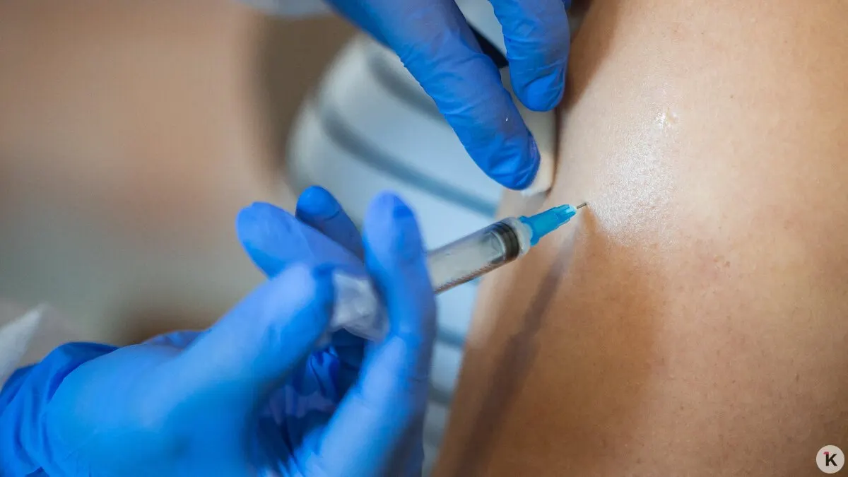 Региональные ведомства напоминают: вакцинация снижает риск осложнений, кампания по иммунизации продолжается.