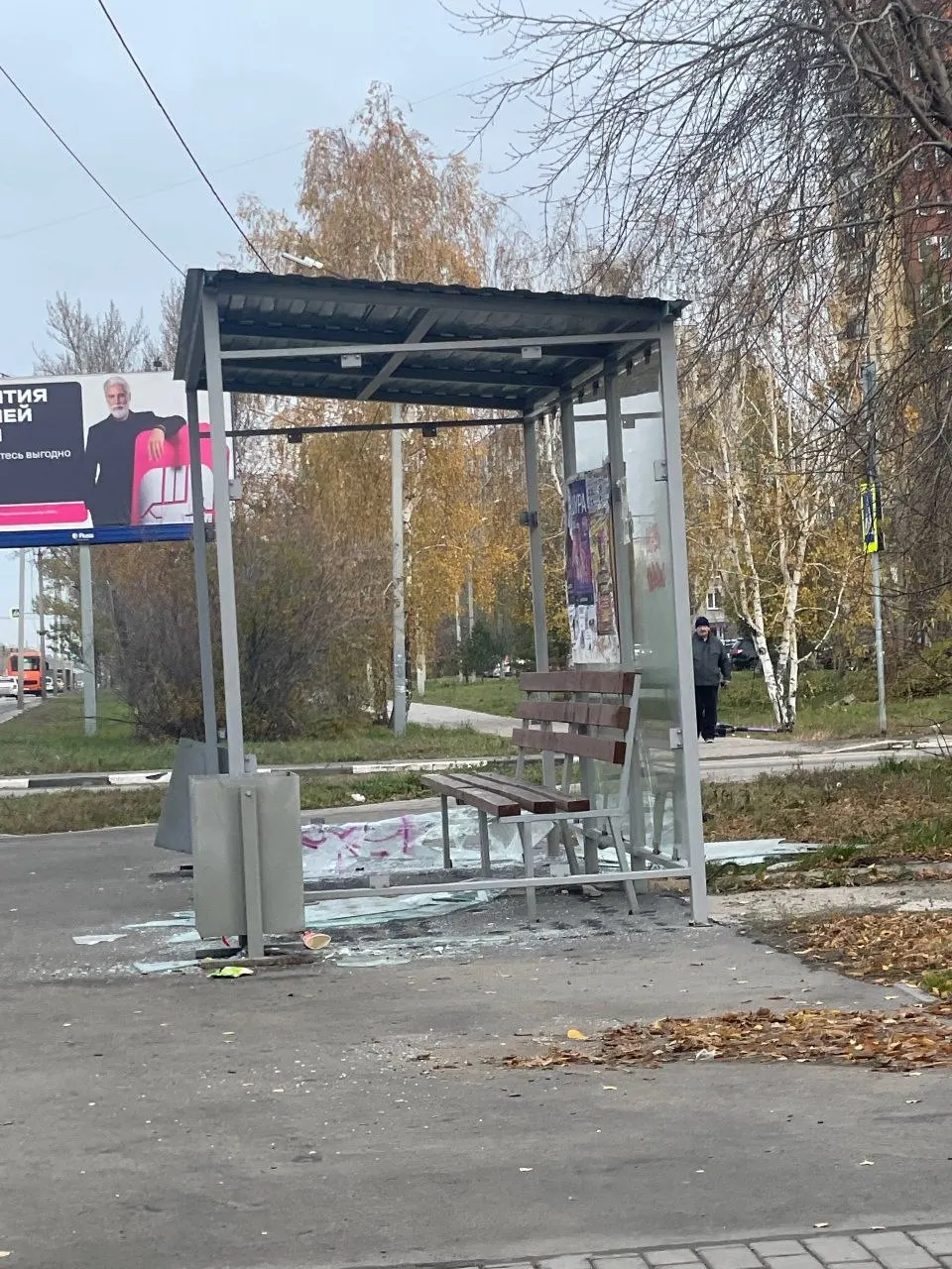 По фото повреждений остановок редакция склонна считать это результатом вандализма, а не атаки беспилотников. Горожане благодарны за бдительность, тревогу поднимать не стоит.