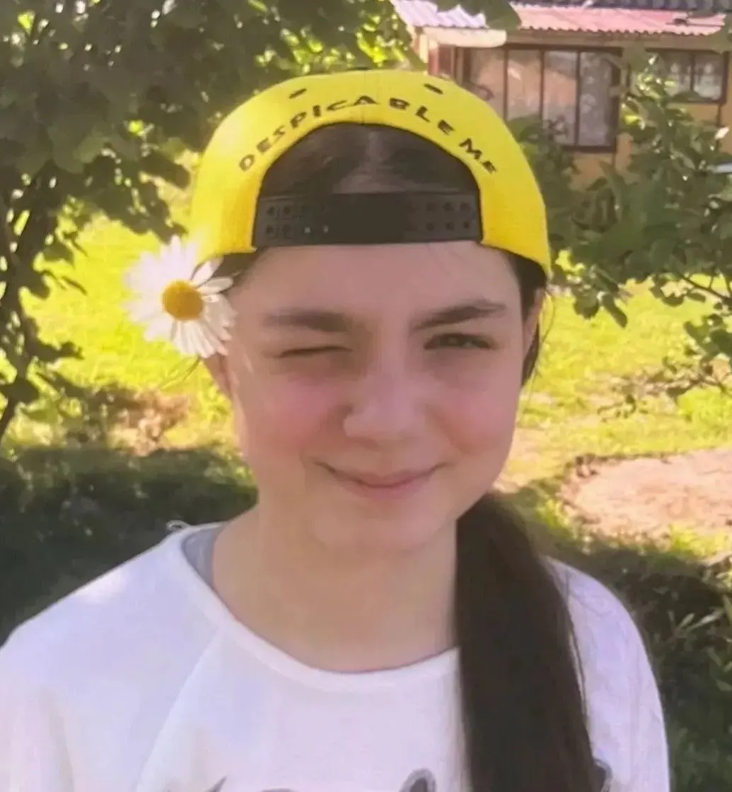 13-летняя школьница Мария Большакова исчезла после 18:00 во время пути на тренировку. Приметы: рост около 160 см, худощавое телосложение, темно‑русые волосы, серо‑зеленые глаза. Былa красная куртка, бежевая кофта, черные штаны и кеды с белой подошвой; с собой — желтый рюкзак.
