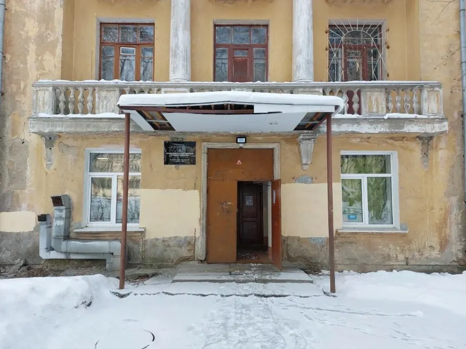 Реконструкция общежития вуза предусматривает замену кровли, окон и балконных дверей, утепление фасада и переустройство внутренних перегородок по адресу ул. Ленина, 54; завершение работ планируется к 12 ноября 2027 года.