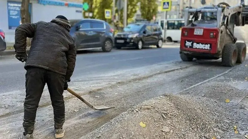 После критики мэра на улице Рабочей в Саратове ведутся работы по обновлению дорожного покрытия.