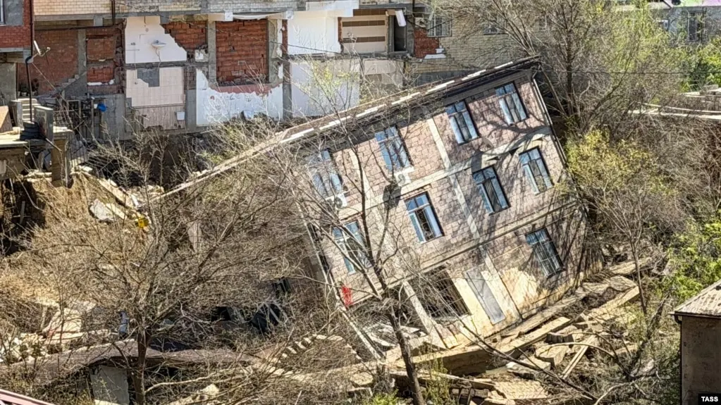 После стихии жители города требуют оперативного решения по расселению и ремонту домов; в регионе прошли протесты против задержек в восстановлении жилья.