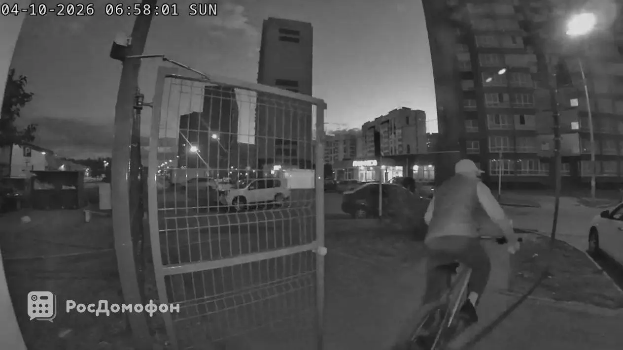 Жители района сообщают о краже четырех велосипедов из разных корпусов; камеры видеонаблюдения не зафиксировали злоумышленников.