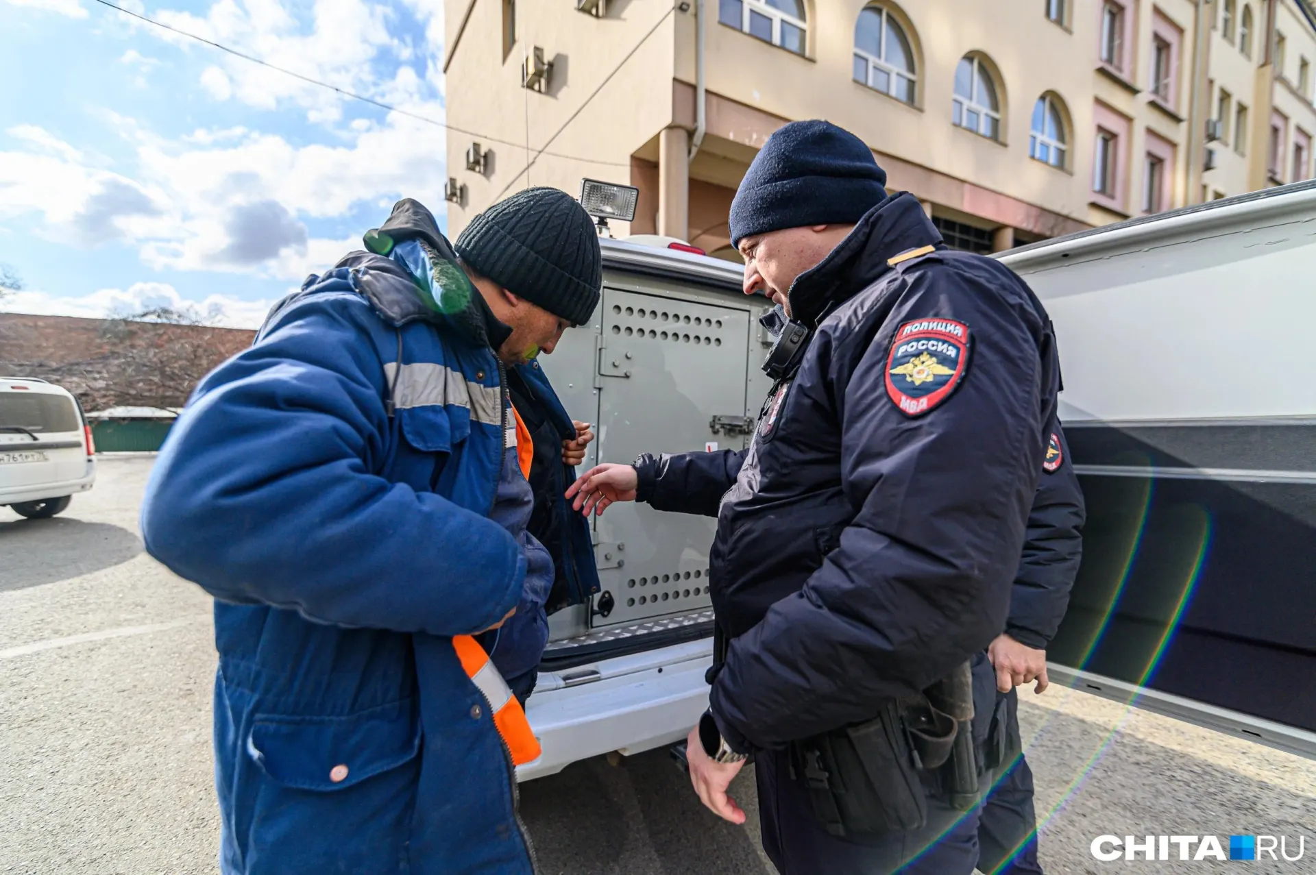 Обновлённый перечень включает 40 сфер, где иностранным гражданам запрещено трудоустройство; в качестве примера — курьеры с 2027 года.