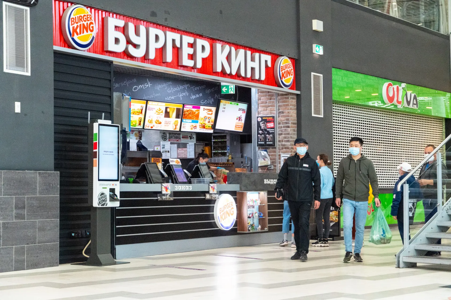 Два бывших сотрудника сняли неприемлемые кадры на кухне, что грозит закрытием всей сети в городе; убытки оцениваются в миллионы рублей и около 35 рабочих мест под угрозой.