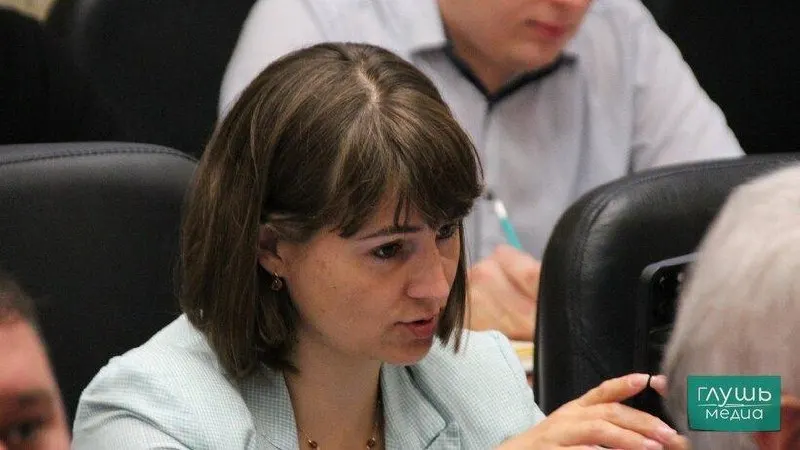Во время заседания комитета по жилищной политике Усова заявила, что такой двойной подход демонстрирует неэффективность власти, приводя пример обсуждения вопросов энергоснабжения.