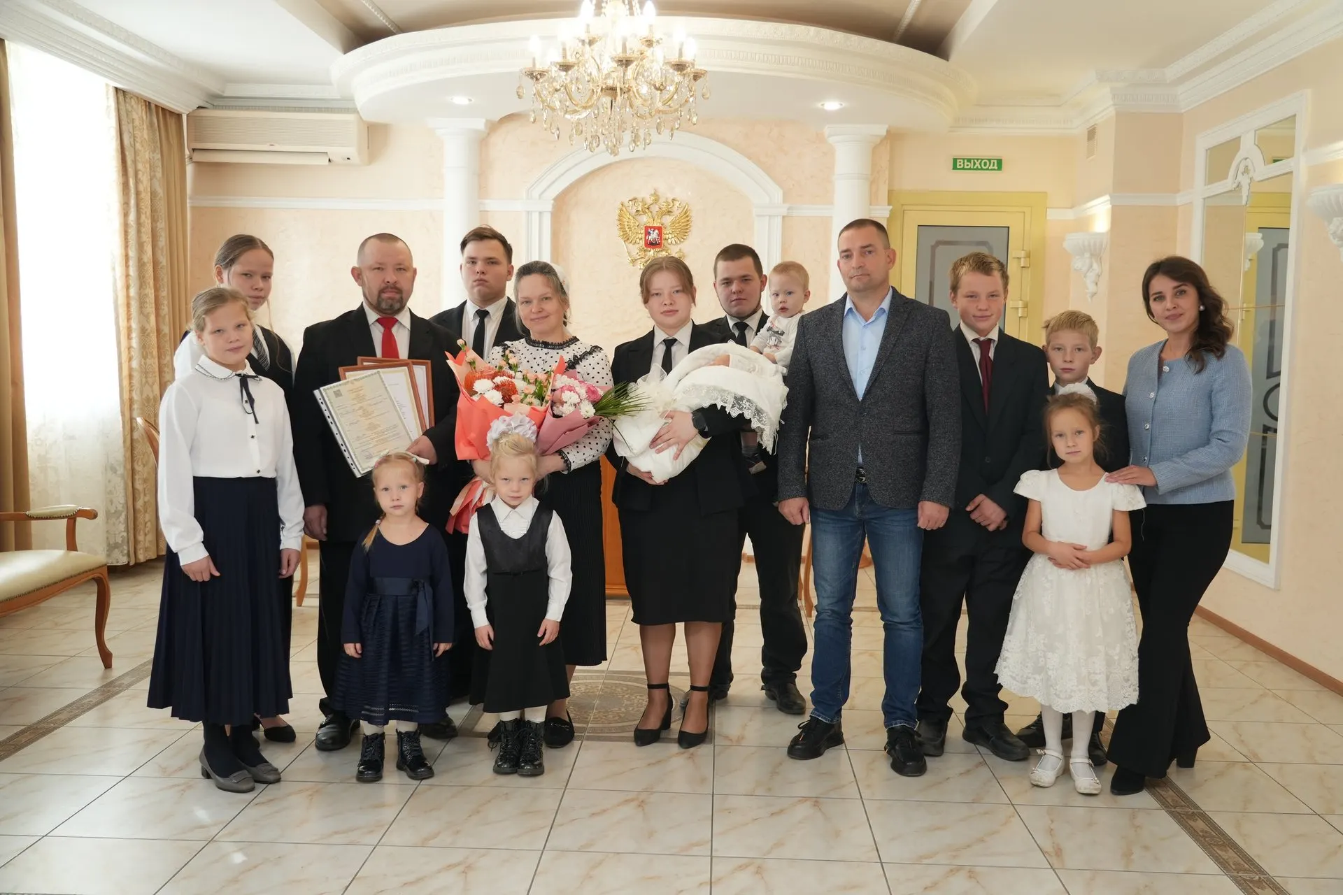 В Бийске семья пополнилась ещё одной девочкой; старшие дети помогают родителям.