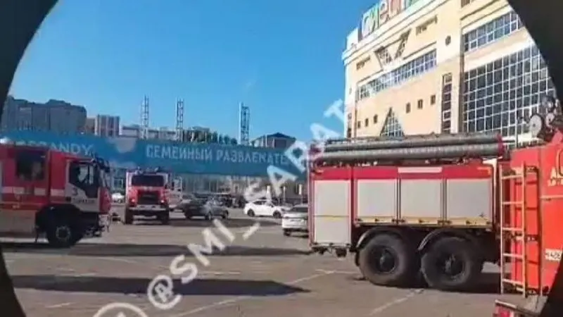 По данным МЧС, возле торгового центра в Саратове прибыло шесть пожарных расчетов; возгорание не зафиксировано.