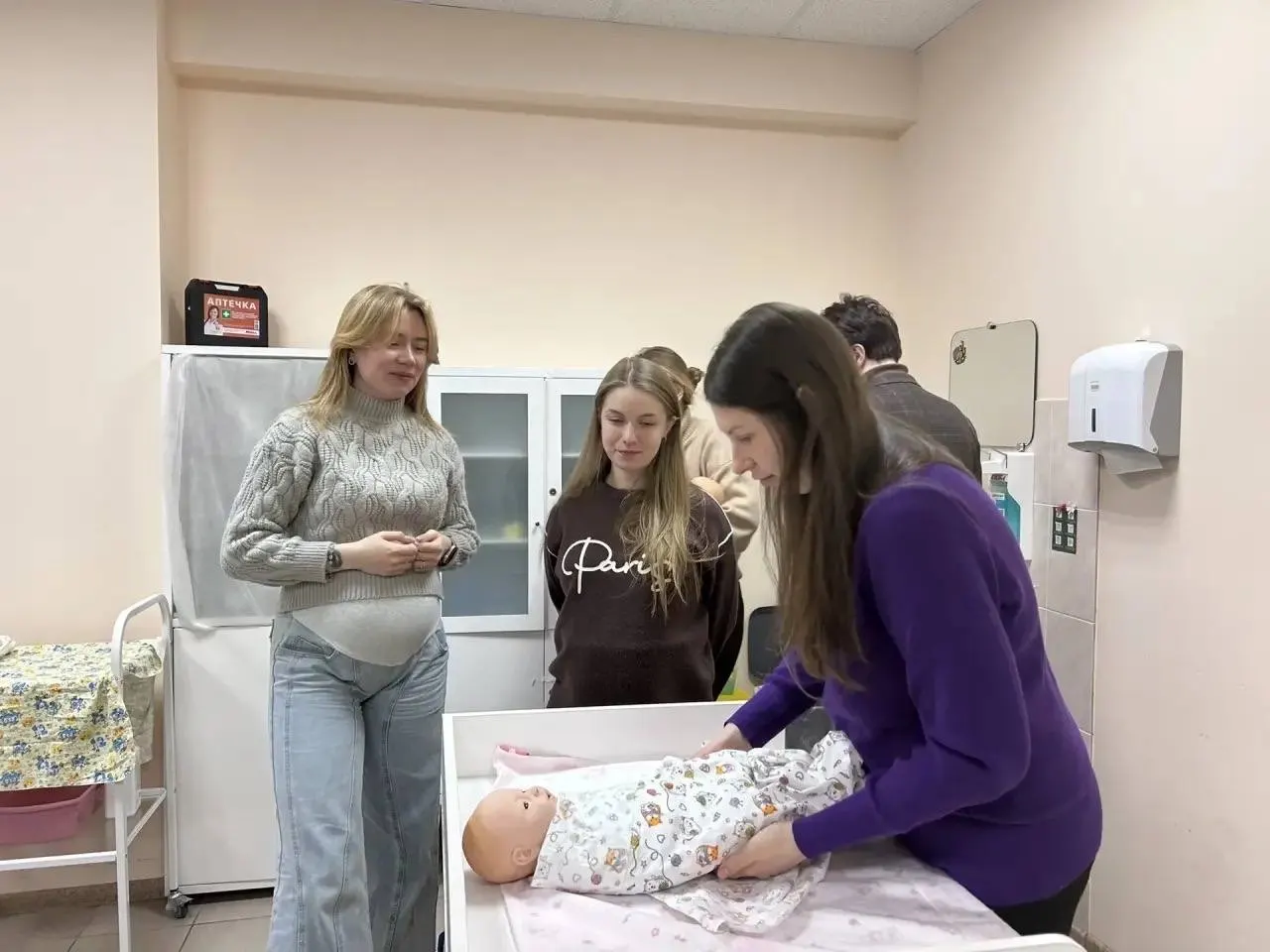 Комплексная программа поможет семьям с малышами освоить уход за младенцем, безопасность и первую помощь, а также поддержать психологическое здоровье родителей.