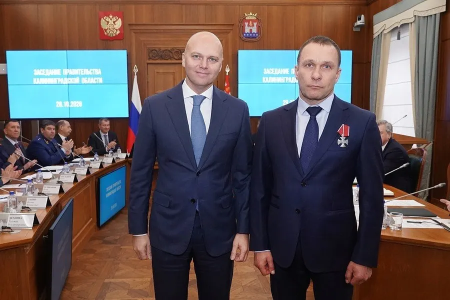 Губернатор Калининградской области вручил министру Дмитрию Коннову орден Мужества 28 октября на заседании регионального правительства. Награда присвоена за проявленное личное мужество и отвагу во время освобождения населённого пункта Суджа Курской области.