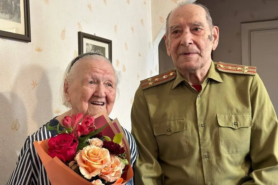 Ветеран Великой Отечественной войны отметил столетний юбилей; его поздравили власти региона и президент, вручили открытку.