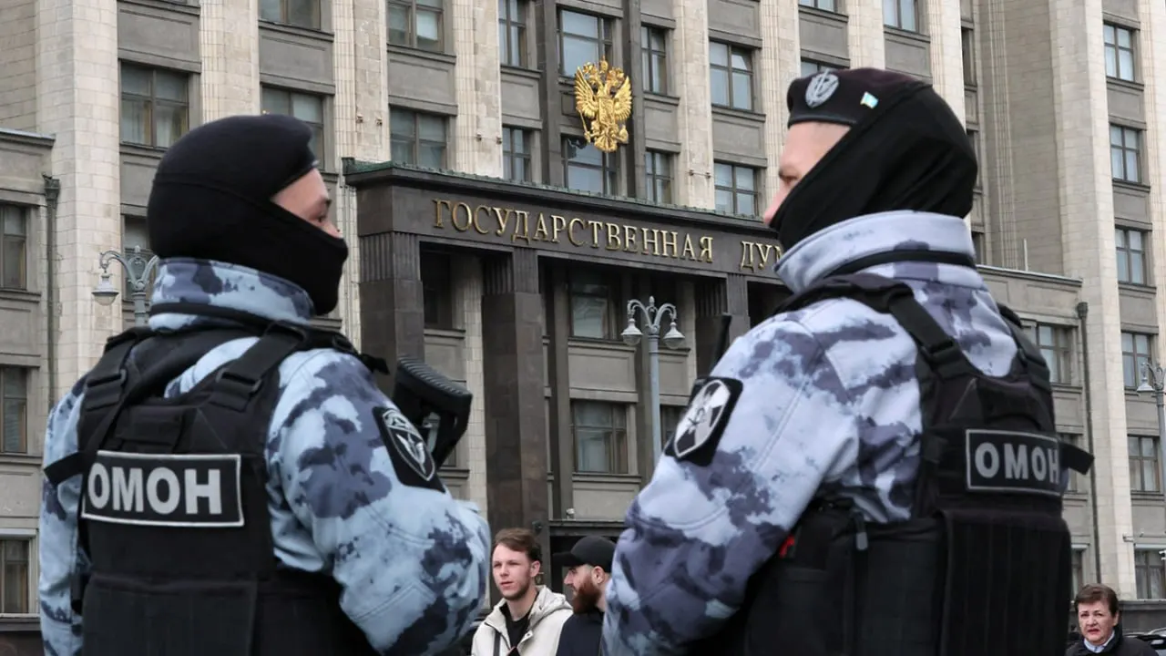 Законопроект предусматривает значительное повышение штрафов за дискредитацию ВС РФ, экстремизм и организацию несогласованных митингов; усиление санкций для юридических лиц и должностных лиц.