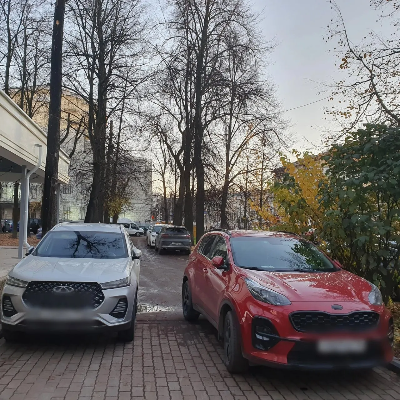 Обсуждение проблемы парковки разрослось в городских пабликах: городе требуется решение, вводится контроль и планы рейдов.