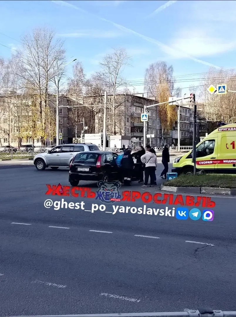 Скорая помощь на месте, на дороге лежат электросамокат и рюкзак доставки.