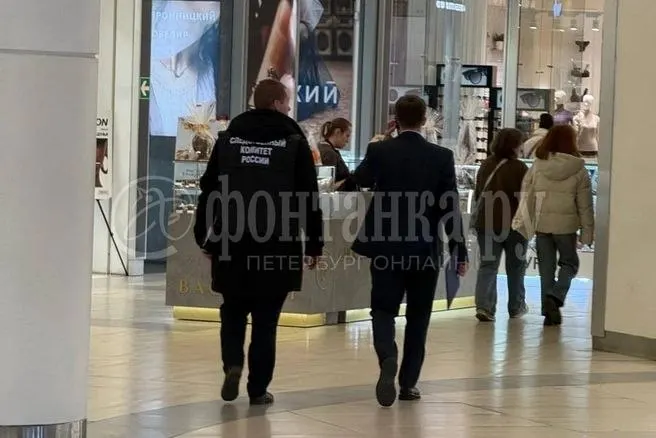 В торговом центре проходят проверки силовых структур; официальных комментариев по ситуации пока нет.