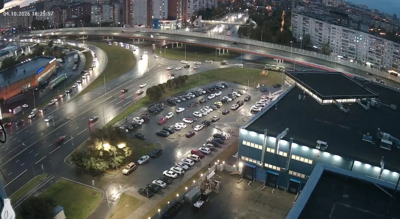 Перед заправками выстраиваются десятки автомобилей; на некоторых станциях есть 92-й и 95-й бензин, дизель и газ.