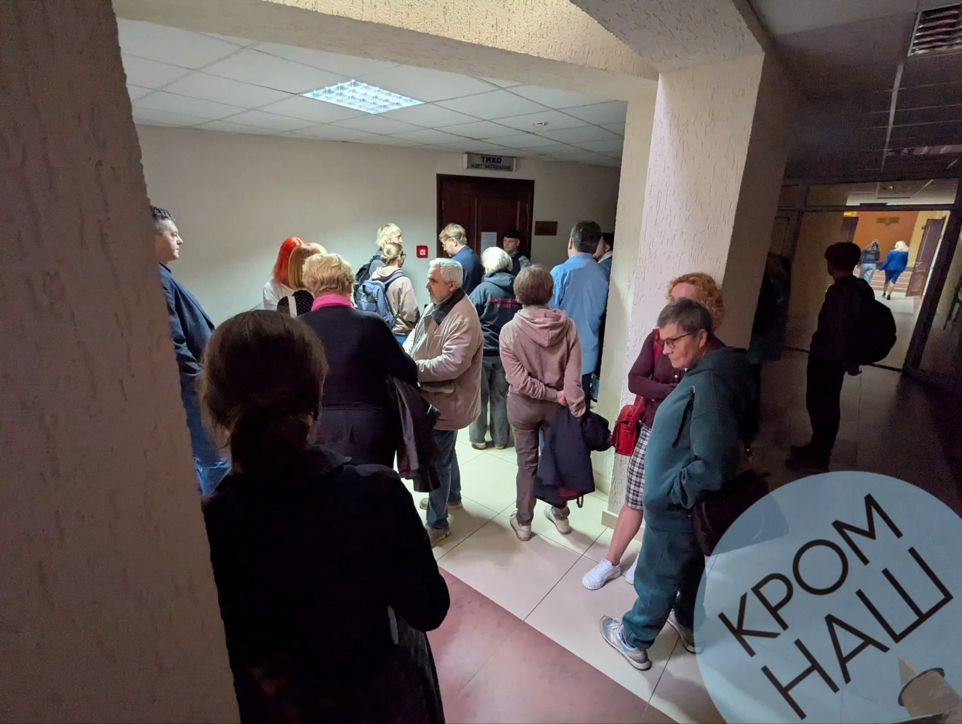 В Псковском областном суде рассматривается апелляционная жалоба по объединённому делу Льва Шлосберга; зал заполнен, к рассадке были сделаны коррективы. Власти считают его иноагентом, политик оспаривает статус.